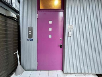【ピンク色の玄関ドア】 -  【閉店】ハウススタジオ 彩~sai~  ハウススタジオ 彩~sai~の室内の写真