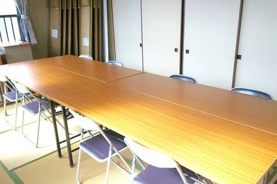 机は自由に配置いただけます。高いタイプの机は８脚あります。 - 豊中レンタルスペース「Umidass」 和室スペース（20畳）の室内の写真
