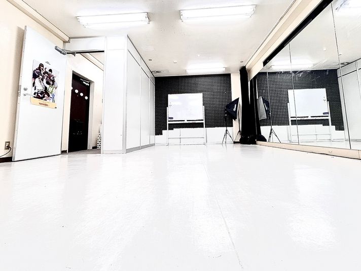 6mの大型鏡があるダンス特化スタジオ 1h500円６ｍの大型鏡でダンスレッスンにお勧め！！！の室内の写真