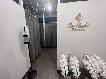 男眉salon OnFleek! 銀座店 個室の美容サロン系レンタルスペースの室内の写真