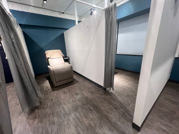 男眉salon OnFleek! 銀座店 個室の美容サロン系レンタルスペースの室内の写真