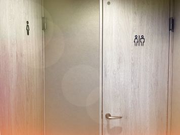 お手洗いはスペース内に２つございます。#女性専用トイレ #男女共用トイレ - MASU-p（マスピー）板宿 レンタルスペース＜個室＞（打ち合わせやミニイベント）の設備の写真