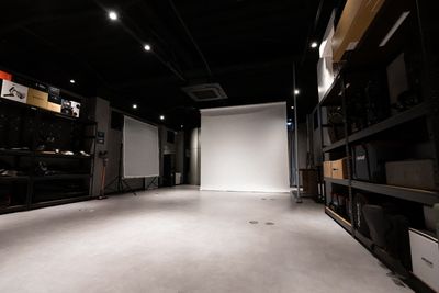 コンセール白壁4F 電動式バックペーパーと本格的照明機材付きレンタルスタジオの室内の写真