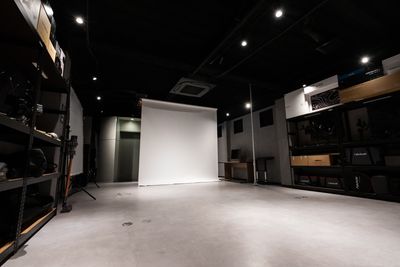 コンセール白壁4F 電動式バックペーパーと本格的照明機材付きレンタルスタジオの室内の写真