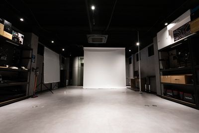 コンセール白壁4F 電動式バックペーパーと本格的照明機材付きレンタルスタジオの室内の写真