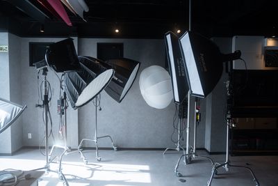 コンセール白壁4F 電動式バックペーパーと本格的照明機材付きレンタルスタジオの設備の写真