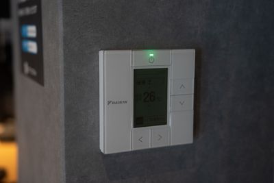 コンセール白壁4F 電動式バックペーパーと本格的照明機材付きレンタルスタジオの設備の写真