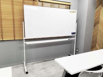 ホワイトボード（常設） - 貸会議室２４大宮 小会議室B+Cの設備の写真