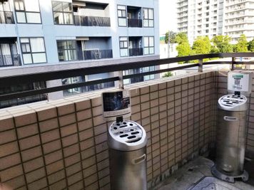 喫煙所（3F）  - 貸会議室２４大宮 小会議室B+Cの設備の写真