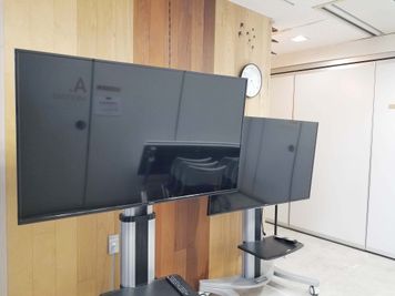 大型モニター（プロジェクターの代替品） - 貸会議室２４大宮 小会議室B+Cの設備の写真