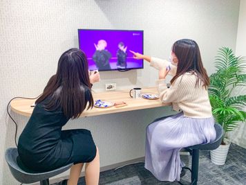 【使用例①】
友達と軽食を持ちよれば推し活会場に☻ - Colony#15高田馬場 【Colony#15 高田馬場】2人部屋|会議室/多目的スペースの室内の写真