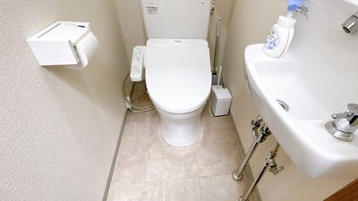 お手洗いはウォシュレット完備です。 - Colormell（カラメル）横浜西口店 E室 - ピンク［〜3名］の室内の写真