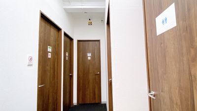 全5室の1室です。 - Colormell（カラメル）横浜西口店 E室 - ピンク［〜3名］の室内の写真