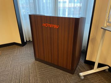 「IYOTETSU」ロゴ入りの司会台 - レンタルオフィスいよてつ大街道 203号室の設備の写真