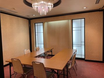 落ち着いた雰囲気で集中して仕事できます。 - レンタルオフィスいよてつ大街道 204号室の室内の写真