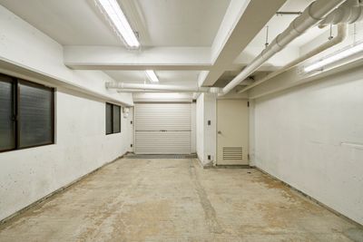 地下は駐車場や機材置き場としてご利用可能（オプション） - SPOT神保町ビル一棟まるごと 【1日オフィス】デザイナーズオフィスをビル一棟丸ごと貸出。の設備の写真
