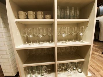 20人以上で使える充分なグラス類
（特にワイングラスは赤白用合わせて50個） - 飯田橋パーティスペースの設備の写真
