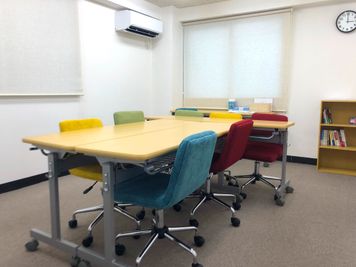 ＜神田ハコバナ＞ホワイトボード/Wi-Fi📶モニター無料🖥物々交換用本棚あり📚会議/商談/打ち合わせ/自習/読書 - 【神田ハコバナ】