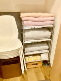 スタッキングチェア/６脚
クローゼットの貸しタオルケット４段
上）タオルケット/３枚
間）掛け毛布/１枚
間）敷きパット/１枚
下）電気敷き毛布/１枚 - NASA＆⑧ in the Room 受け入れ終了。の室内の写真