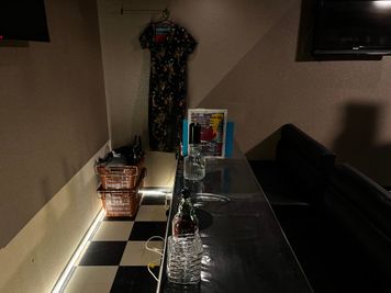 CAGOSHOW KARAOKE BAR カラオケ付きバー時間貸しの室内の写真