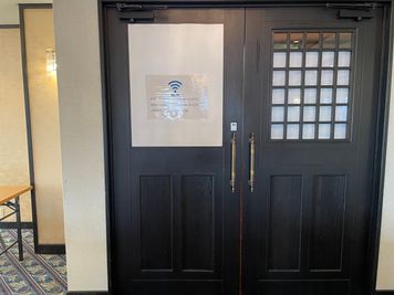 扉にWi-Fiのパスワードが記載されております。 - レンタルオフィスいよてつ大街道 201号室の室内の写真
