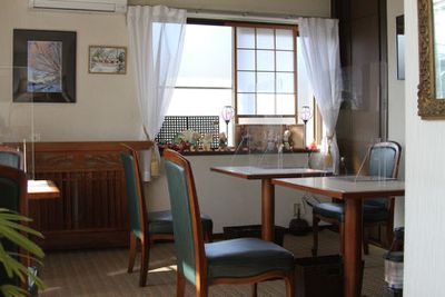 2F
テーブル３つ
椅子6脚 - 茶房・甘味処つむぎ キッチン付きレンタルスペース／会議スペース／ワークスペースの室内の写真