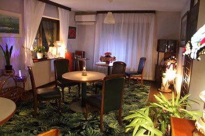 最大12名程度の会合から、個人利用まで対応可。近くの鰻割烹新川からお弁当や甘味をお取り寄せすることもできます。 - 茶房・甘味処つむぎ