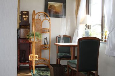 個人利用から8名程度で会合等までご利用可 - 茶房・甘味処つむぎ キッチン付きレンタルスペース／会議スペース／ワークスペースの室内の写真