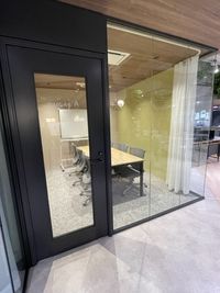 ガラス貼りで安心してご利用いただける個室 - シェアオフィス　HATA-LARK 貸し会議室（Meeting Room A)の外観の写真