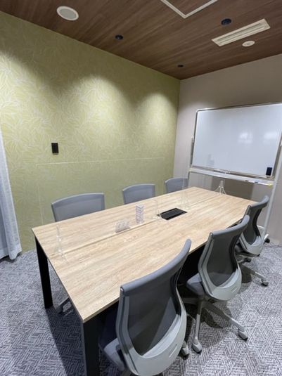 6人掛けの電源タップ付きテーブルと座り心地にこだわったチェアー6脚を設置 - シェアオフィス　HATA-LARK 貸し会議室（Meeting Room A)の室内の写真