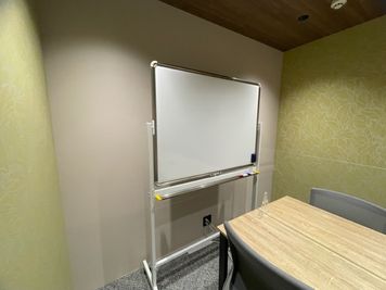 ホワイト―ボード設置 - シェアオフィス　HATA-LARK 貸し会議室（Meeting Room A)の設備の写真
