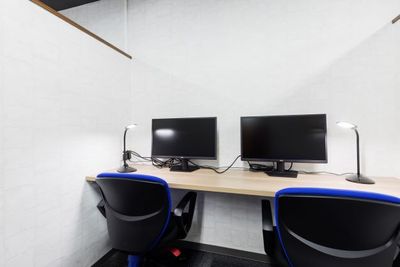 1on１やスタッフルームに使えます（モニター付き）天井は空いています。 - 《VILLENTBiz神戸元町》 《24名 キッチン付会議室》最大40名 /レイアウト自由の室内の写真