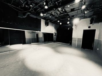東京アポロシアター 劇場型ダンススタジオ！の室内の写真