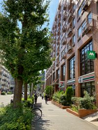 一階にはセブンイレブンとモスバーガーがあります。 - わくわくカーニバル横浜3号 駅チカパーティルームの外観の写真