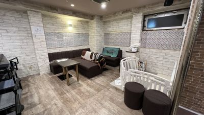 左奥ソファー席、右キッズ・ベビースペース - 紅茶屋 417TEA レンタルスペース／多目的スペース／演奏練習などにもの室内の写真