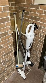 掃除用具、掃除機とコロコロやクイックルでのセルフクリーニングお願いします。（有料でおまかせクリーニングもあります） - 紅茶屋 417TEA レンタルスペース／多目的スペース／演奏練習などにもの設備の写真