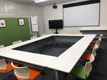 駅チカ！最大18名収容！プロジェクター＆スクリーン、Wi-Fi、電源完備！講義やセミナーに最適！ZOOMやリモートでも使える！ - まなクル白石