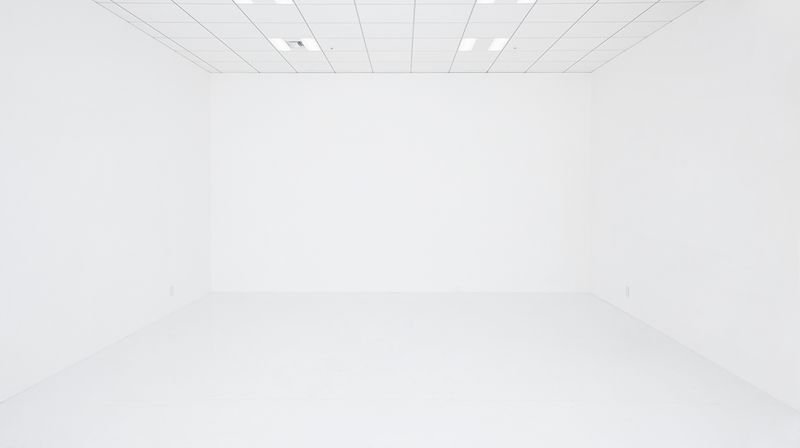 株式会社TOKYO BASE 撮影スタジオ シンプルな白壁・白床で使いやすい撮影スタジオの室内の写真