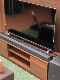 43型テレビと大迫力のサウンドバー
地上波視聴不可 - レンタルスペースAs ～遊びも仕事もこの部屋1つで～駅近2分の24時間利用可能スペースの設備の写真