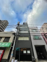 ビル外装です。1階利用時は開戸も利用可能。荷物搬入や、撮影控室にもお使いいただけます。 - StudioOnda東中野101/スタジオオンダ東中野101 ダンス/ヨガ/稽古/撮影控室等で定期利用もできる路面1階スタジオの外観の写真