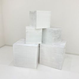 物撮りの際に便利な白色のサイコロ - レンタルオフィスビーハイヴ 撮影部屋beehiveの設備の写真