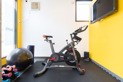 個室有酸素ルーム
SCHWINNスピンバイク1台
パワーブロック　２３ｋｇセット
ミニダンベル　１ｋｇ～３ｋｇ
ヨガマット
バランスボール
モニターネット視聴可 - セルフィット茅ヶ崎店の室内の写真