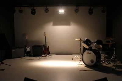 【ライブステージ】
ステージの上での撮影
アーティスト写真一押しのスペース
実際に楽器に触って撮影可能！ - 撮影スタジオレッドカーペットの室内の写真