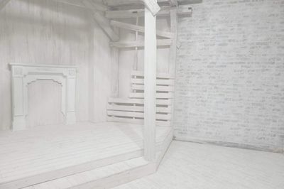【白廃墟】
アンティークなレトロ感のある白廃墟。朽ちた空間は儚げさを表現するにはおすすめ。 - 撮影スタジオレッドカーペットの室内の写真