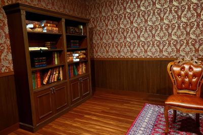 【洋館書斎】
英国風のインテリアで温かみを感じ、古き物に価値を見出している英国人の日常が詰まった素敵な空間。 - 撮影スタジオレッドカーペットの室内の写真
