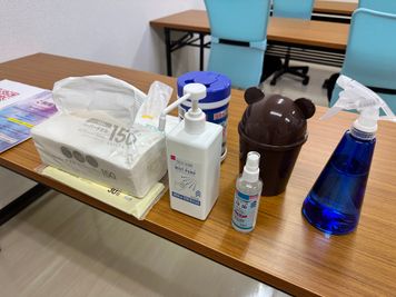 定期的な消毒・換気扇使用で、感染症対策に本腰を入れております。お手数ですが、ご使用のテーブルの消毒にご協力くださいませ。 - 熊本水道町ミーティングスペース 貸し会議室・レンタルスペース（セミナー・商談・リモート・面接）の設備の写真