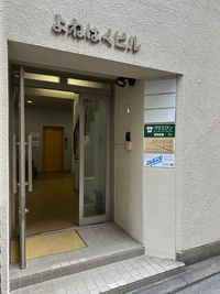 ビルの入口です。 - 熊本水道町ミーティングスペース 貸し会議室・レンタルスペース（セミナー・商談・リモート・面接）の入口の写真