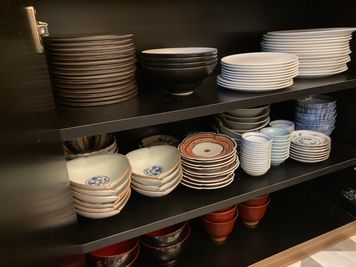 小皿やお椀など、各種ご用意しております。 - MITSUBACHI 貸切レンタルラウンジの設備の写真