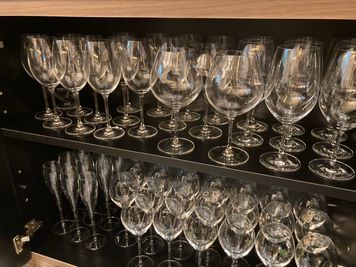 ワイングラスやシャンパングラスをご用意しております。 - MITSUBACHI 貸切レンタルラウンジの設備の写真