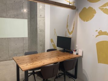 同じサイズ・設備の会議室を２部屋ご用意しています。(空き状況に合わせて割り振りますので、部屋の希望がある方は事前にお問い合わせください) - いいオフィス下北沢 会議室（定員4名）の室内の写真